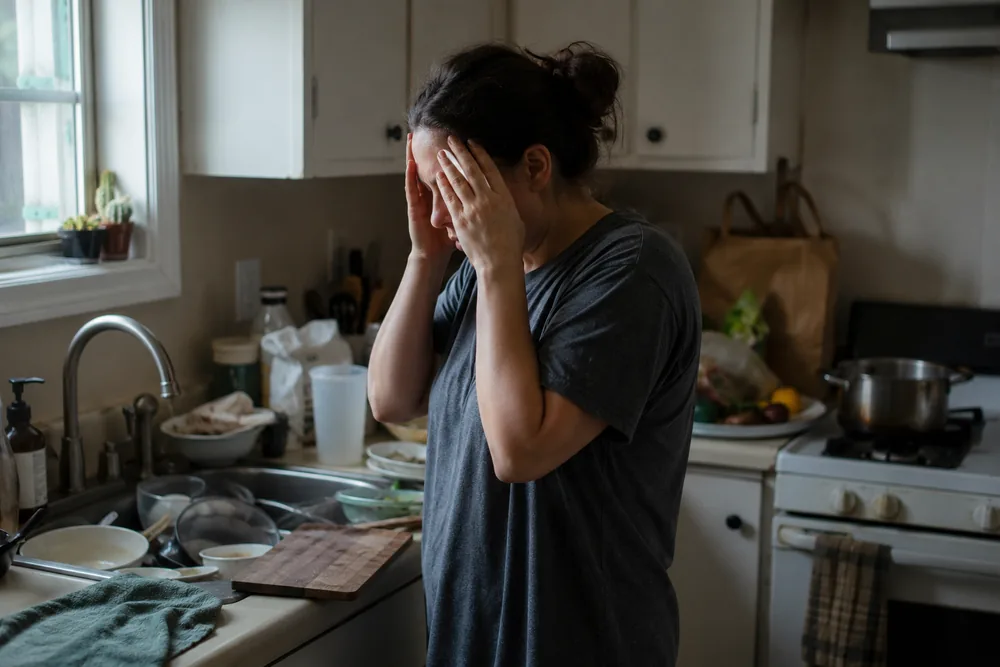 Mujer agotada en la cocina