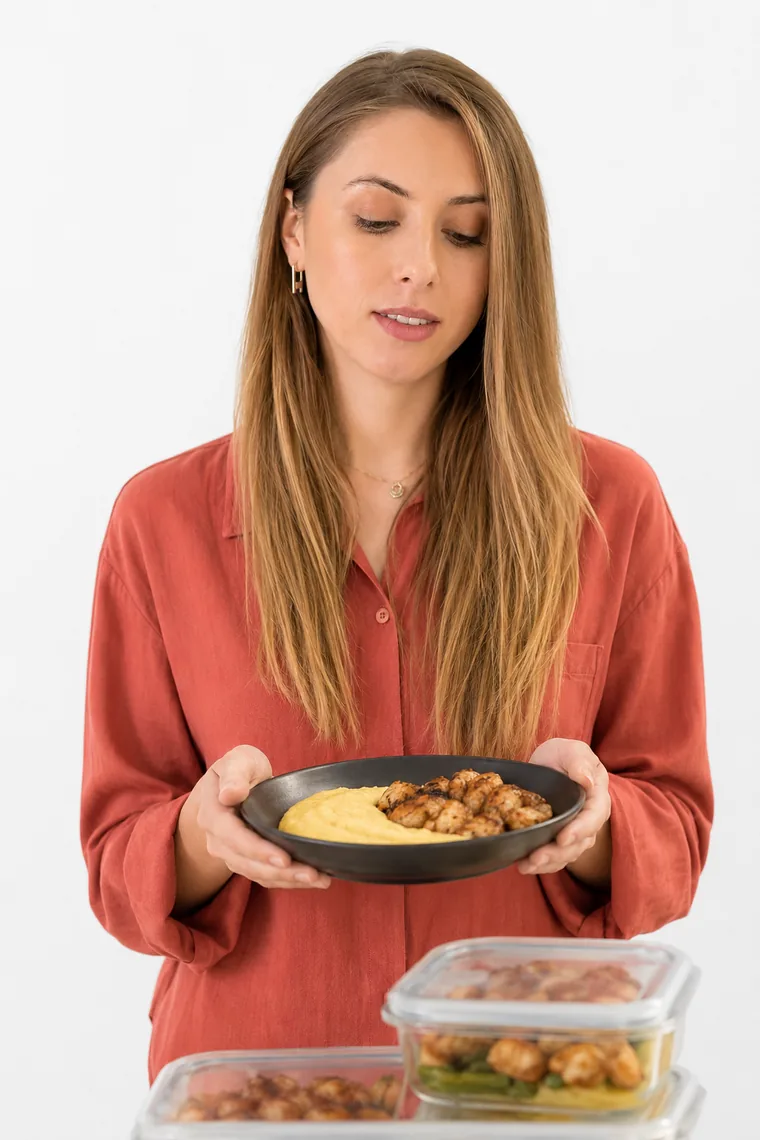 Carla con un plato de comida casera lista