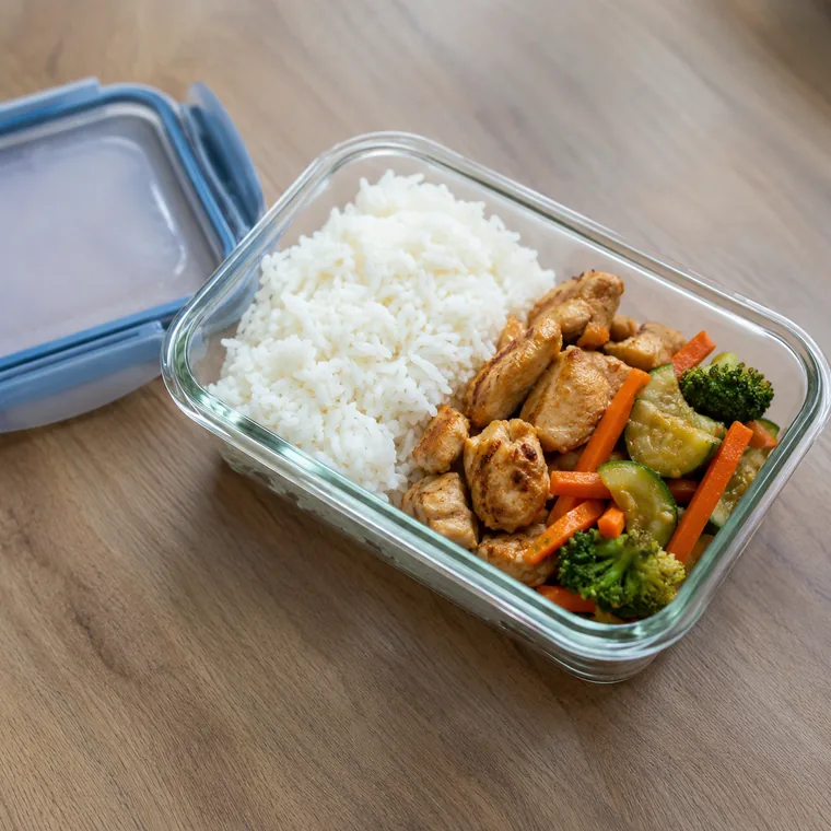 Pollo con verduras en envase